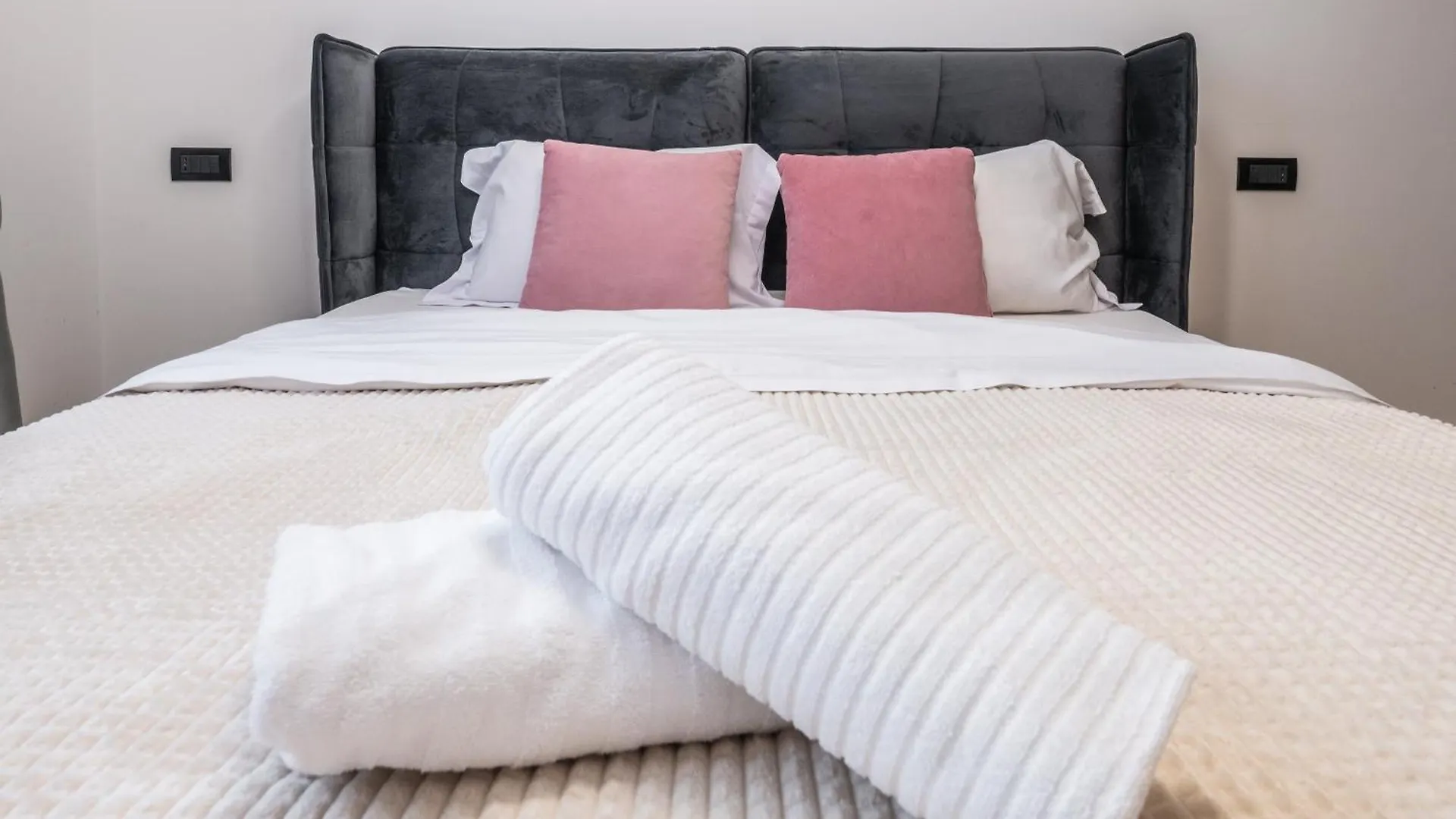 High-End Apartments & Penthouse With Terrace Bucureşti România